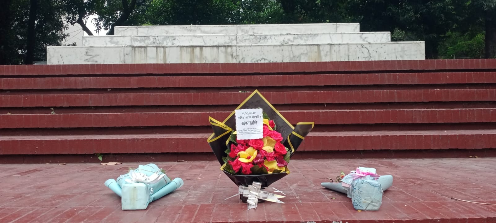 ৬ই নভেম্বর, ২০২৫ বৃহস্পতিবার জাতীয় কবি কাজী নজরুল ইসলামের সমাধিসৌধে বাঁশরী - একটি নজরুল চর্চা কেন্দ্র'র শ্রদ্ধাঞ্জলি নিবেদনের ৩৫৮২তম দিনের দৃশ্য।